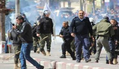 Peaceful Protesting Picket in Al-Khalil Confirms the Rejection of Political Arrests and the Palestinian Authority