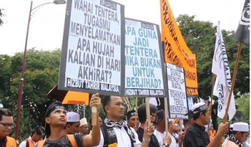 Malaysia: Handing a memorandum to Ministry of Defence headquarters re the massacres committed against Rohingya Muslims