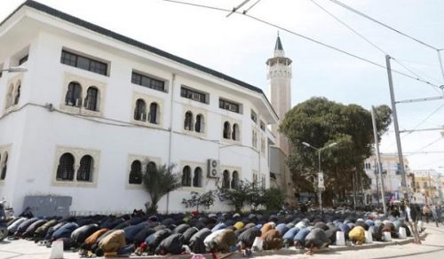 Answer to Question: Performing Friday Prayers in the Yards of a Mosque which is Closed by the Authority