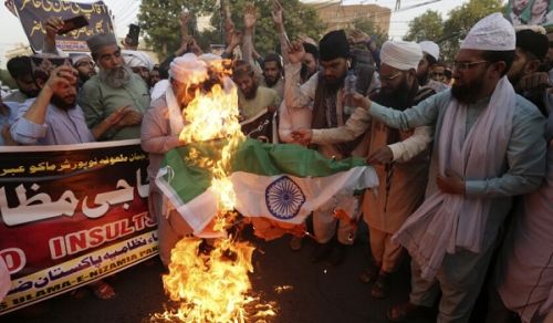 The Muslims in India stand up for the Honor of the Prophet (saw)