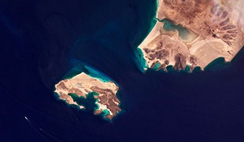 At the Epicenter of the Frantic International Conflict Yemen Loses Mayun Island After Losing Socotra