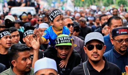 Two Calamities Plague the Muslim Ummah - Corrupt Rulers and a Corrupt System - Both Must Be Replaced Simultaneously