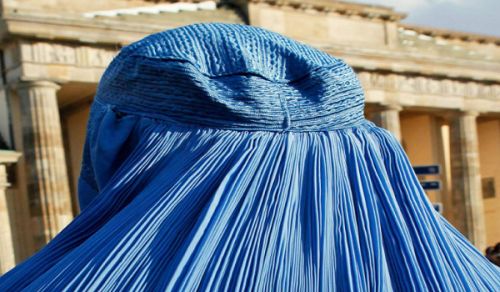 Angela Merkel Rejects Headscarf Dress Code in meetings with Saudi Arabia's King Salman